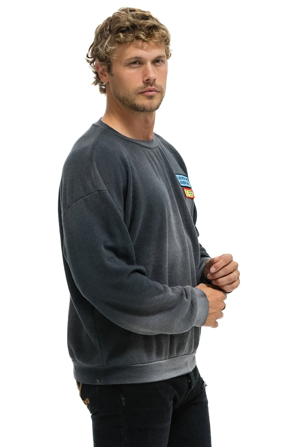 LIVE FREE   ADVENTURE PATCH RELAXED CREW SWEATSHIRT - FADED SMOKE