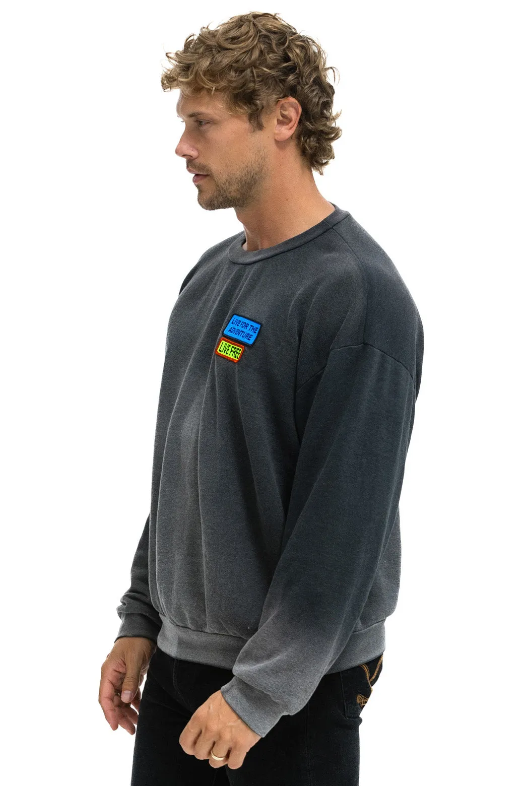 LIVE FREE   ADVENTURE PATCH RELAXED CREW SWEATSHIRT - FADED SMOKE